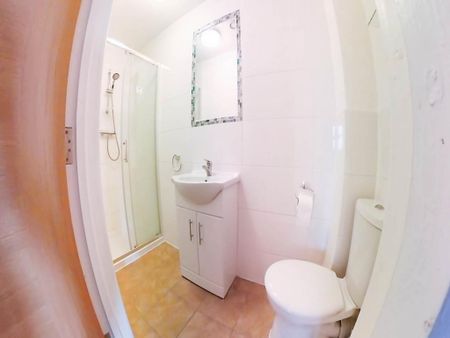 6 bedroom house to rent - Photo 2