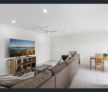 Relaxed, Low-Maintenance Living in a Family-Friendly Parkside Pocket - Photo 1