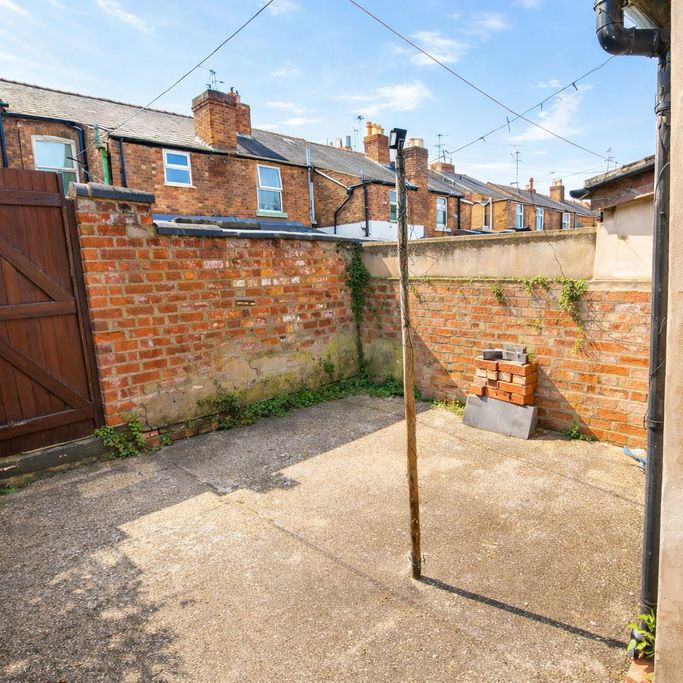 4 Bedroom Mid Terraced House, Chester - Photo 1
