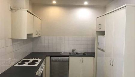 Close to the centre of it all! - Photo 4