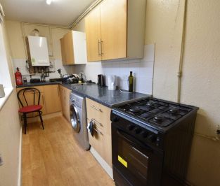 3 bedroom House in Carberry Place BED), Leeds - Photo 6