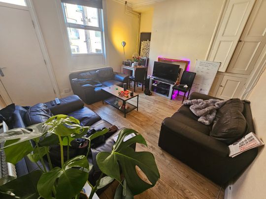 6 Bed - 65 Richmond Avenue, Hyde Park, Leeds - LS6 1DB - Student - Photo 1