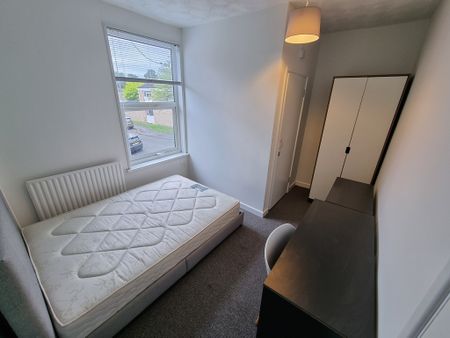 5 Bed Student Accommodation - Photo 3