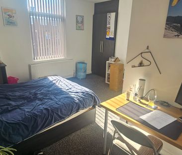 2 Bed - Flat 2, 24 Kensington Terrace, Hyde Park, Leeds - LS6 1BE - Student - Photo 3