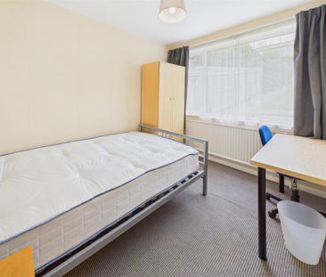 4 bedroom end of terrace house to rent - Photo 4