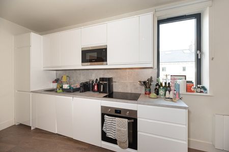 2 Bed Flat, Old York Road, SW18 - Photo 5