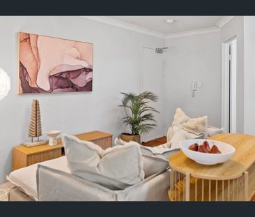 Private & Peaceful Living in the Heart of Greenslopes - Photo 2