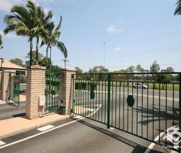 Spacious 3 Bedroom Townhouse In Prime Location!!! - Photo 6