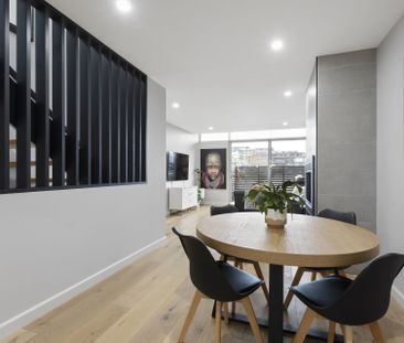 STYLISH MULTI-LEVEL HOME WITH ROOFTOP TERRACE & CITY VIEWS - Photo 2