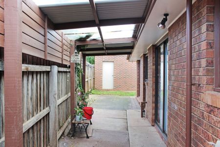 THREE BEDROOMS IN FANTASTIC LOCATION - Photo 2