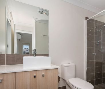 Modern 3-Bedroom Family Home with Fully Fenced Yard - Photo 6