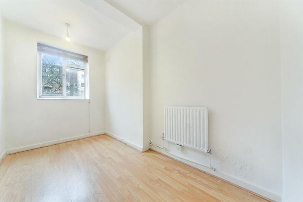 4 Bed Flat, Ravenet Court, SW11 - Photo 1
