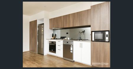 LARGE FURNISHED 3 BEDROOM APARTMENT, GREAT VIEWS! - Photo 4