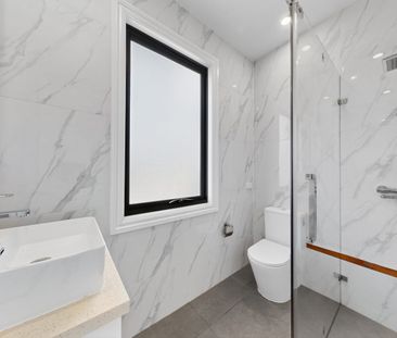 Stunning & Spacious Nearly New Townhouse in Oakleigh - Photo 5