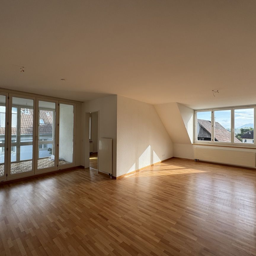 Helle 5.5-Zimmerwohnung im DG mit grosszügigem Grundriss in Hausen am Albis - Foto 1