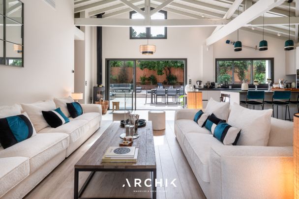 Architecture Basco-Landaise, cette maison Gaume d'environ 210 m2 est bâtie sur un beau terrain arboré de 1 500 m2, dans le quartier de Pyla sur Mer à deux minutes à pied de la plage. - Photo 1