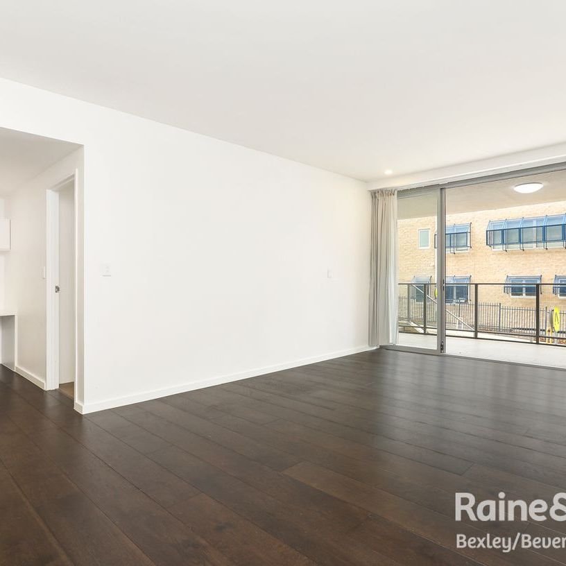 LARGE ONE BEDROOM PLUS STUDY - COURTYARD ENTRY - Photo 1