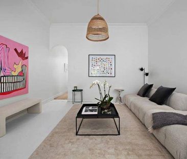 Charming Victorian Residence in Prime Albert Park Location - Photo 2