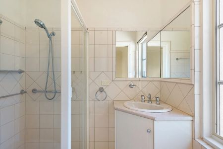 Three bedroom two bathroom home in wanted locale - Photo 4