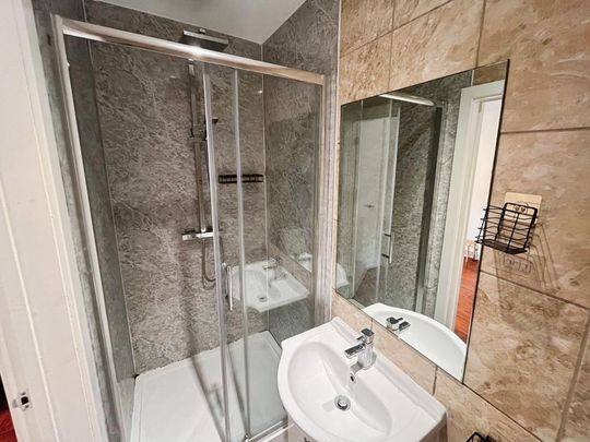 1 bedroom in a house share to rent - Photo 1