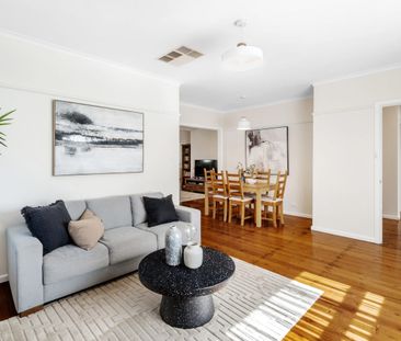 Comfort and Convenience of a Beautiful Family Home. - Photo 2