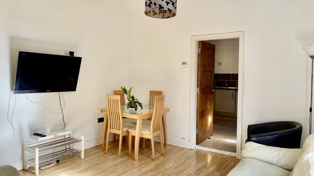 6 bedroom end of terrace house to rent - Photo 1