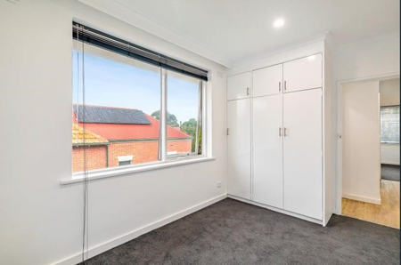 2 / 4 Orrong Rd, Elsternwick - Photo 2