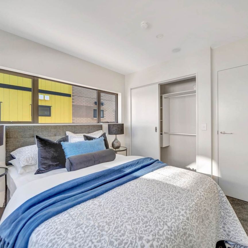 Top Floor Spacious Apartment in Flat Bush - Photo 1