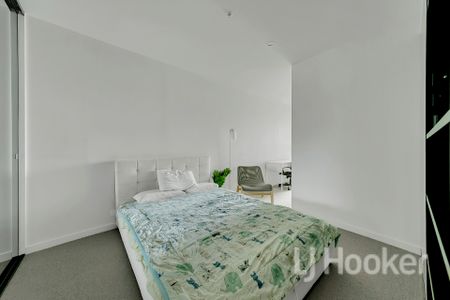 Spacious fully furnished 1-bedroom, 1-bathroom and 1-study apartment in the heart of Melbourne CBD! - Photo 4
