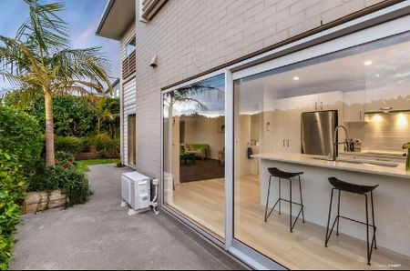 Stunning Orewa 4BR Townhouse w/ Amenities - Photo 5