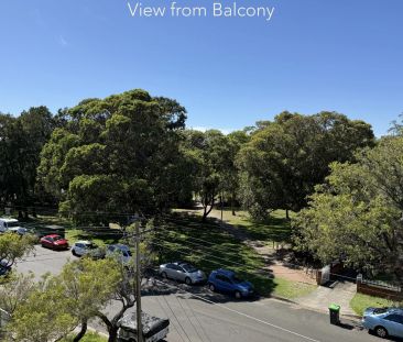 Bright Top-Floor 2 Bedroom Apartment with Leafy Outlook - Photo 4