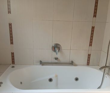 4 Bedroom High ceiling house, Timber & tiles Flooring. Easy care ga... - Photo 4