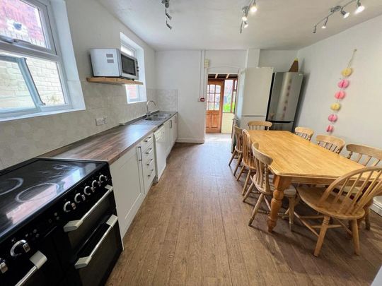 8 bedroom terraced house to rent - Photo 1