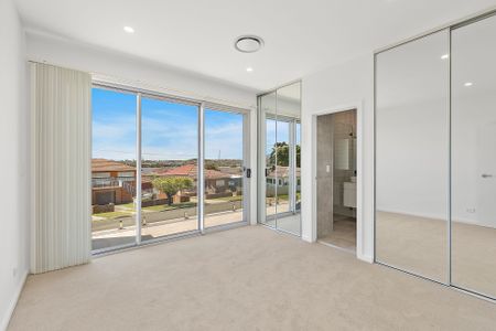 Stylish 4 Bedroom Townhouse - Photo 2