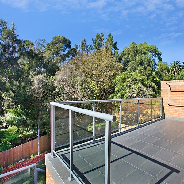 Spacious duplex home... - Photo 1