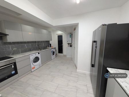 1 bedroom in a house share to rent - Photo 3
