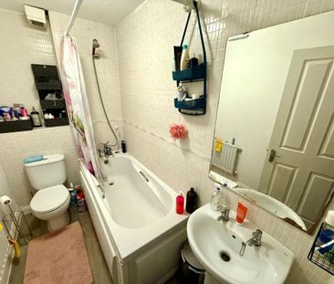 1 bedroom in a house share to rent - Photo 4