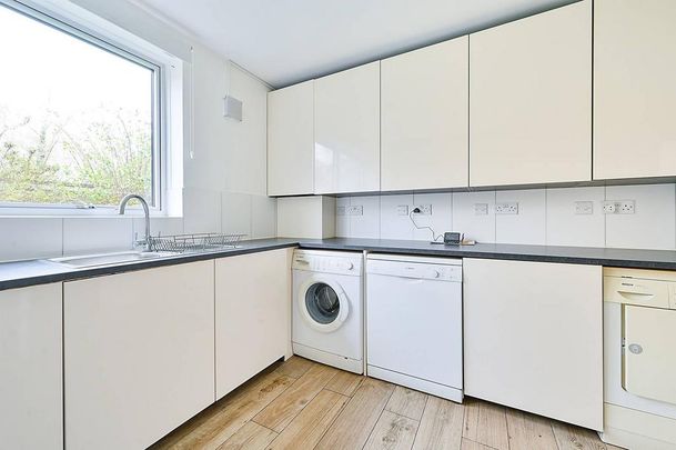3 bedroom flat to rent - Photo 1