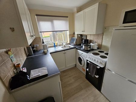 1 bed Town House - To Let - Photo 3