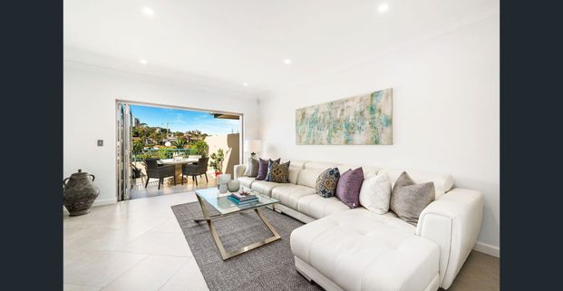 Pet Friendly Stunning, Modern Apartment With Garden Courtyards - Photo 1