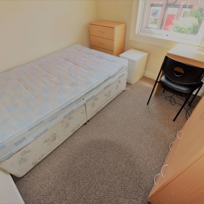 5 bedroom House in Headingley Avenue (5 Bed), Leeds - Photo 1