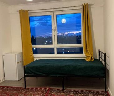 Room in a Shared House, London, IG11 - Photo 1