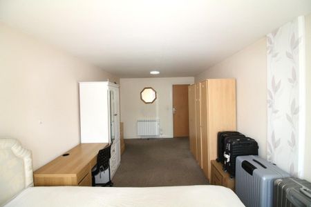 3 bedroom apartment to rent - Photo 2