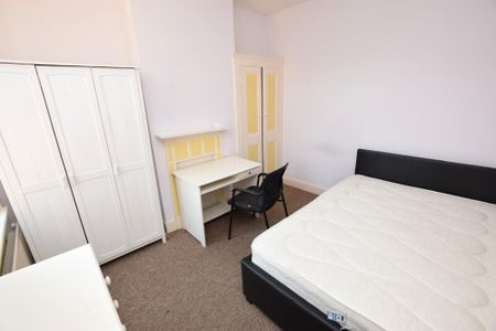 4 bedroom terraced house to rent - Photo 2