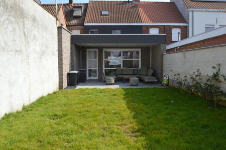 Vernieuwde rijwoning te Sint-Eloois-Winkel - Photo 2