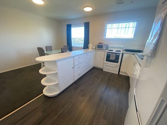 Large three bedroom with wifi and fully furnished - Photo 1