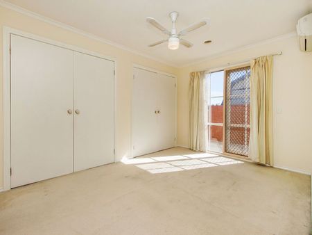Spacious townhouse on a small block of 5! - Photo 2