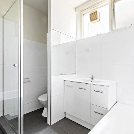 Large apartment in great location with privacy and security. - Photo 4