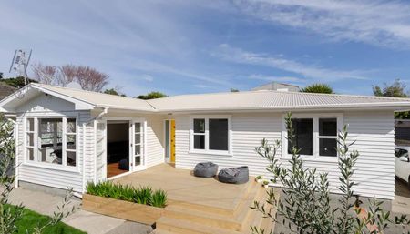 Private and sunny family home - Photo 2