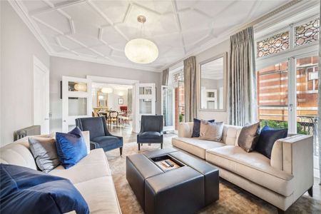 An exceptional lateral mansion flat opposite Westminster Cathedral. 3 spacious double bedrooms, 3 bathrooms, generous double reception and separate kitchen. - Photo 2